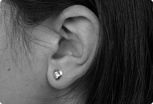 Foto da orelha de uma mulher